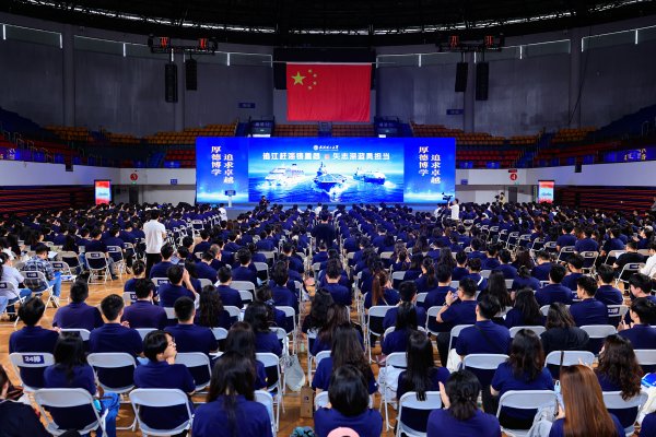 配资321 13万吨“皇冠明珠”驶入思政现场，武汉理工万名师生共上“追江赶海”大课