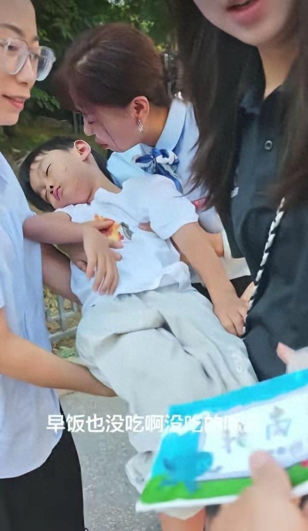 配资在线炒股配资 六七岁男孩开学第一天假睡腿却不沾地，明眼人都看懂了